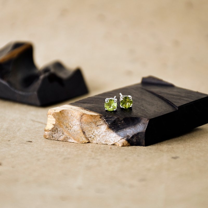 Handmade Peridot with sterling silver Stud Earring, Birth stone for August - Earrings & Clip-ons - Gemstone Green