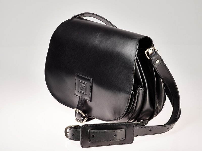 Black vegetable-tanned leather big saddle bag - กระเป๋าแมสเซนเจอร์ - หนังแท้ สีดำ