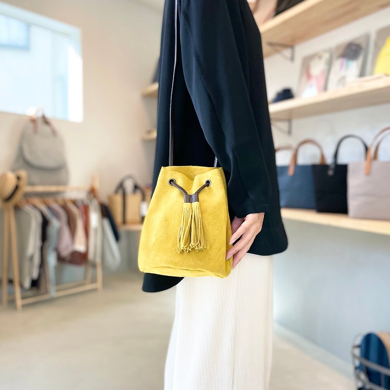 [Resale in 2023] 2-way drawstring bag with cowhide velor tassel [Mustard yellow] - กระเป๋าเครื่องสำอาง - หนังแท้ สีเหลือง