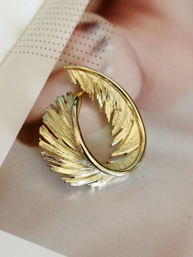 vintage jewelry Lisner 金色彎曲羽毛 別針 - 胸針 - 其他金屬 
