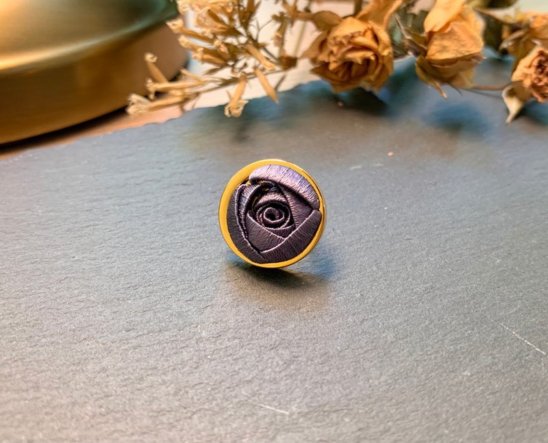 Re-Re蠶絲金工—吳爾芙大玫瑰徽章(金) - 徽章/別針 - 絲．絹 紫色