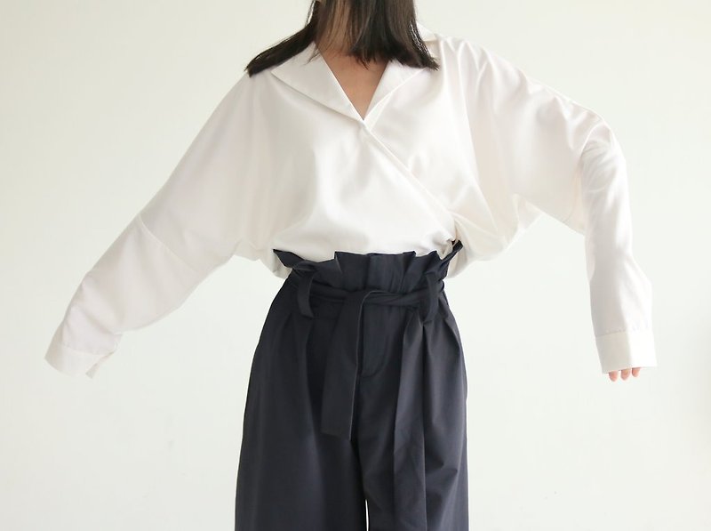 Mujitsu Blouse white and wind V-neck wide-sleeved shirt (suit material) - เสื้อเชิ้ตผู้หญิง - ผ้าฝ้าย/ผ้าลินิน ขาว