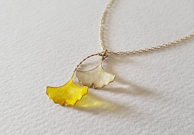 ginkgo double-leaf necklace - สร้อยคอ - เรซิน สีเหลือง