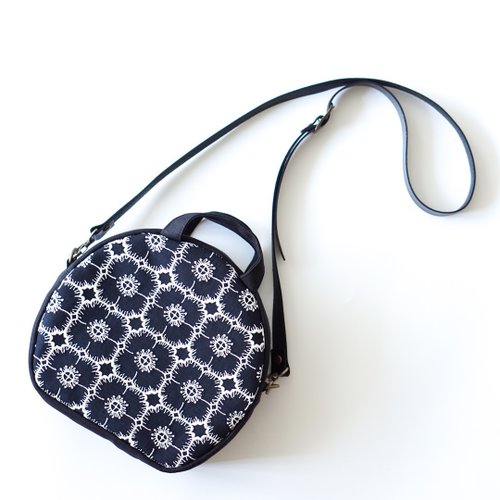 ミナペルホネン タック入りフラップショルダーバック anemone ミナ