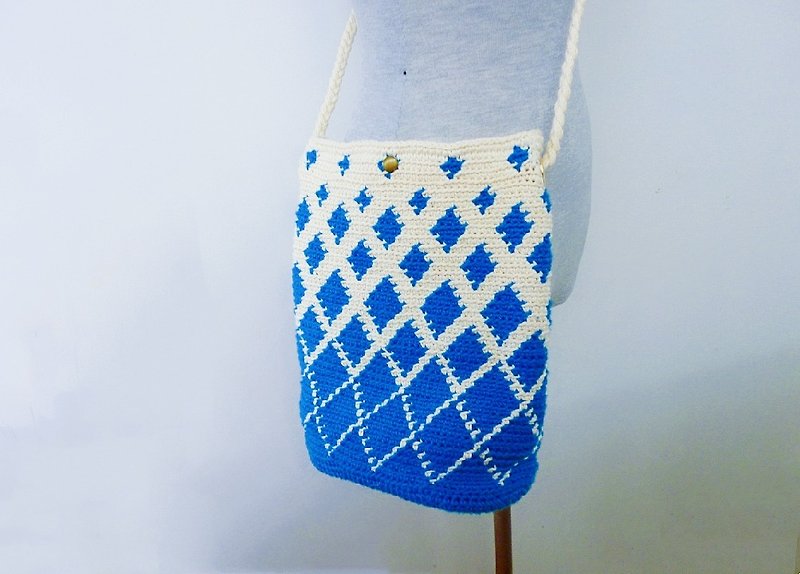 One large and one small pocket inside a peacock blue diamond leather cross-body bag - Messenger Bags & Sling Bags - Cotton & Hemp Blue