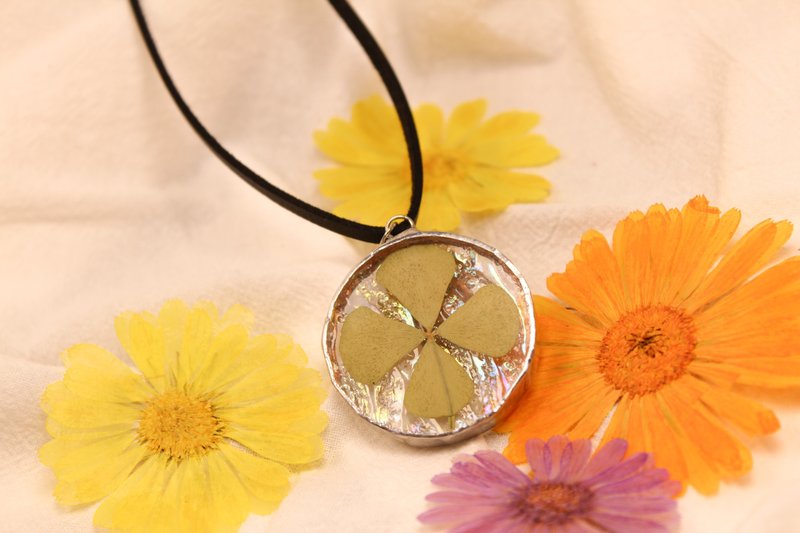 Fantasy Clover Necklace | Inlaid Glass | Handcrafted - สร้อยคอยาว - แก้ว สีเขียว