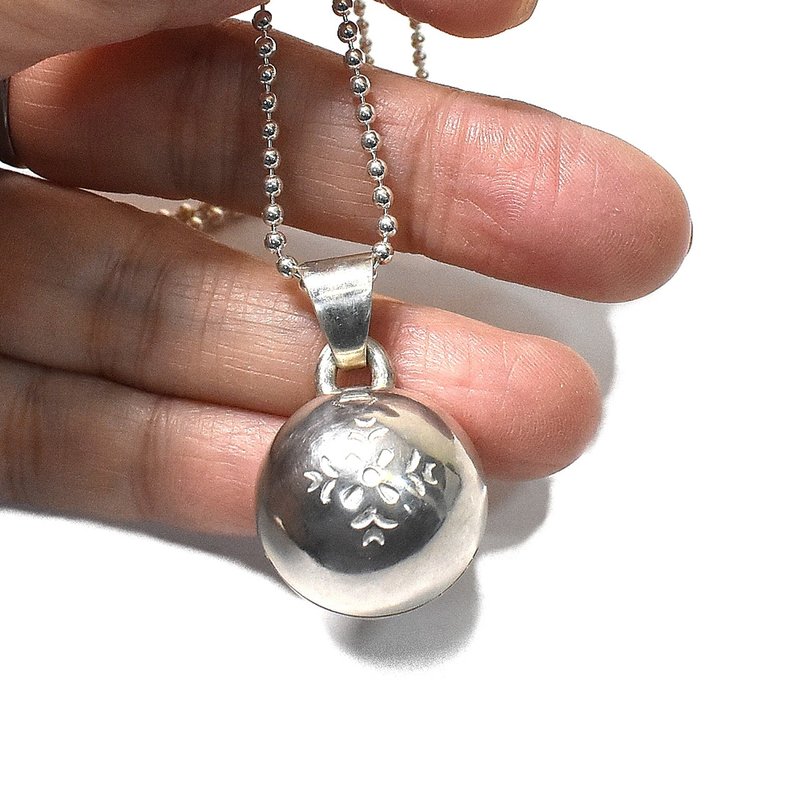 銀の鈴 ペンダントトップ 花の刻印模様 - 項鍊 - 純銀 銀色