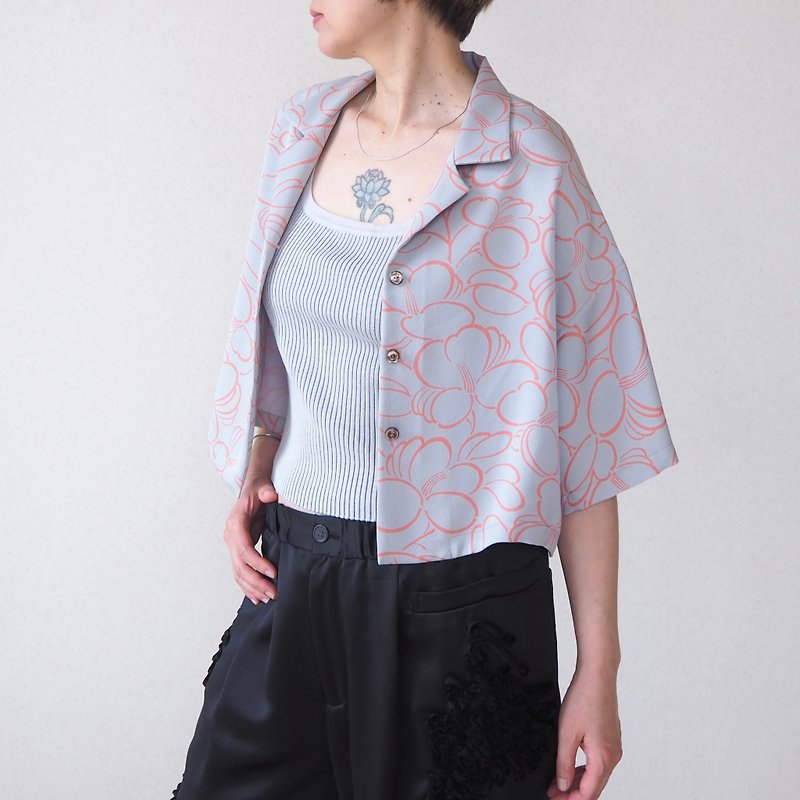 【日本製】เสื้อครอปซัมเมอร์ ดอกคามิเลีย ลายมงคล เสื้ออัพไซเคิลกิโมโน - เสื้อเชิ้ตผู้หญิง - ผ้าไหม สีเทา