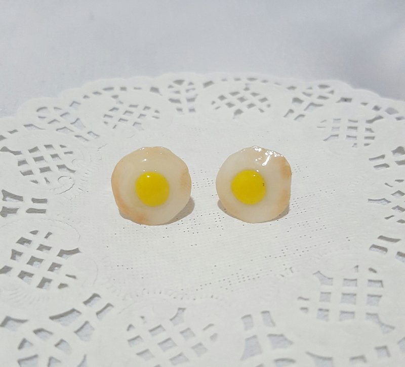 擬真食物【迷你荷包蛋】造型 抗過敏耳針/耳環 - 耳環/耳夾/耳骨夾 - 黏土 黃色