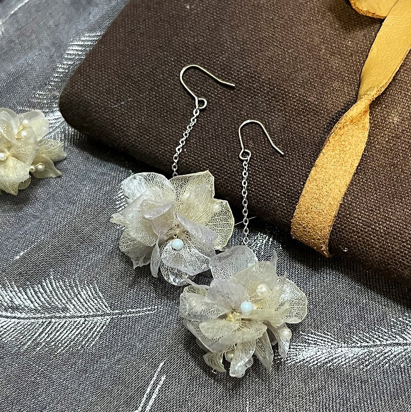 Immortal hydrangea flower ball purple and white real flower earrings earring UV resin - Earrings & Clip-ons - Other Materials 