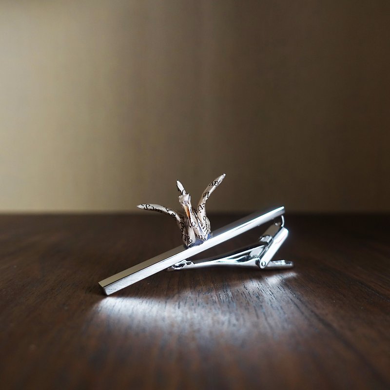 Origami Crane tie clip | For him - เนคไท/ที่หนีบเนคไท - กระดาษ สีนำ้ตาล