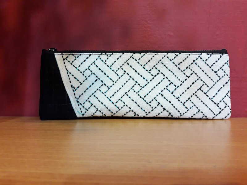 Embroidered pencil case (black and white series) limited edition - กล่องดินสอ/ถุงดินสอ - ผ้าฝ้าย/ผ้าลินิน สีดำ