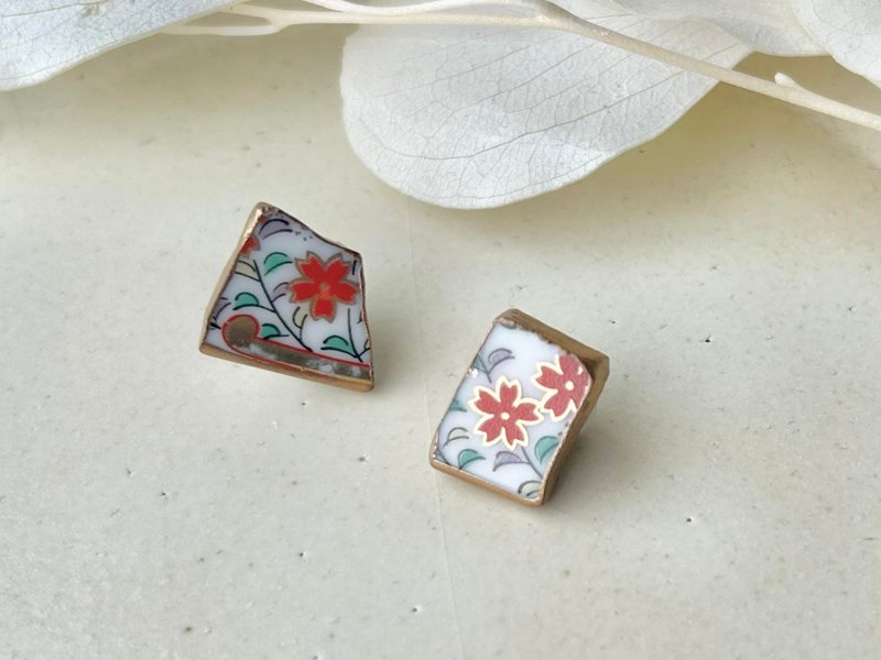 【金具が選べる】有田焼　金継ぎ　ピアス　イヤリング　花柄　リーフ柄　伝統工芸　No.177 - 耳環/耳夾/耳骨夾 - 陶 金色