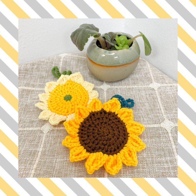 [DIY material package] crocheted sunflower flower-shaped pendant hand sanitizer sleeve (with 20ML hand sanitizer) - เย็บปัก/ถักทอ/ใยขนแกะ - วัสดุอื่นๆ สีเหลือง