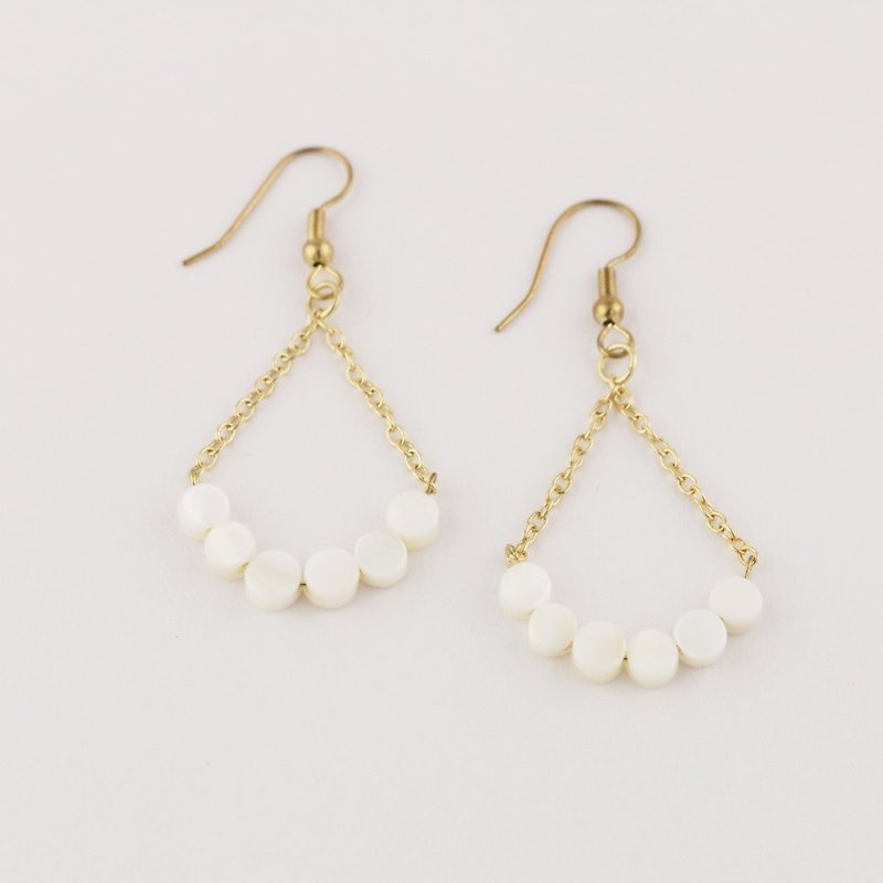 // little cradle drop earrings shell beads ear hooks ear clip // ve003 - Earrings & Clip-ons - Gemstone White