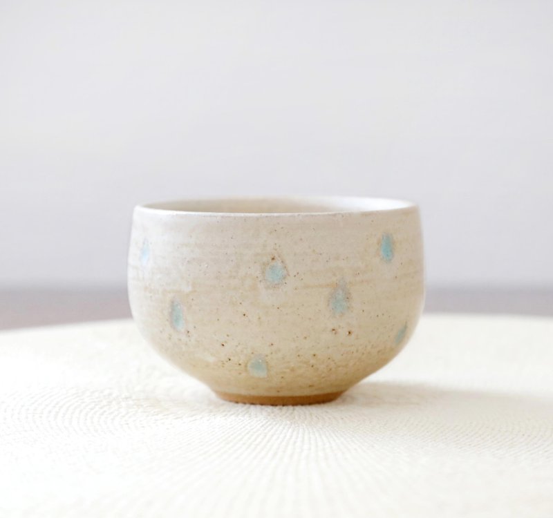 ころんと丸い彫り模様のお湯のみ 雨粒のイメージ - 碗 - 陶 卡其色