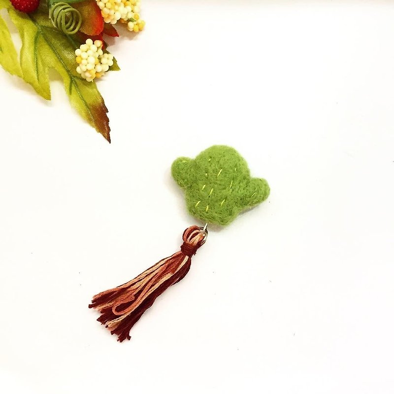 Rooted up cactus pin / key ring - เข็มกลัด - ขนแกะ สีเขียว