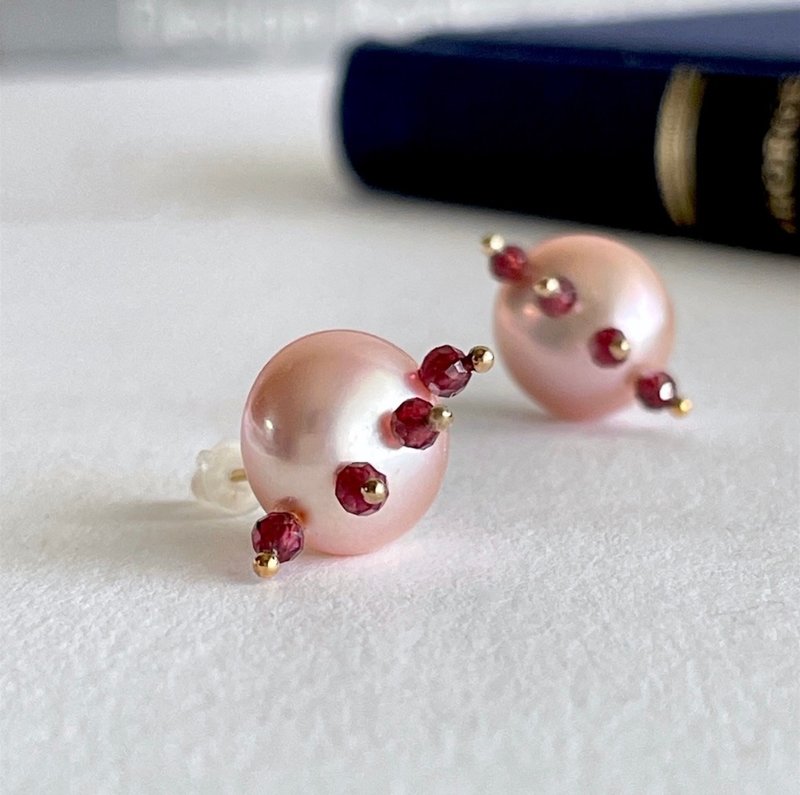 Button-shaped Lebel pearl and garnet stud earrings K14gf - ต่างหู - ไข่มุก หลากหลายสี