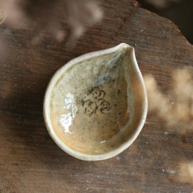 薪窯の油窯のバラを手で捏ねる - アロマ・線香 - 陶器 カーキ