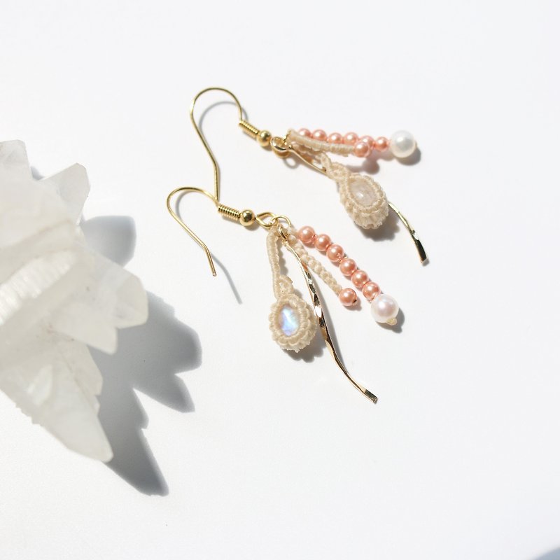 天然石淡水珍珠月光石編織耳環 - 耳環/耳夾 - 珍珠 金色