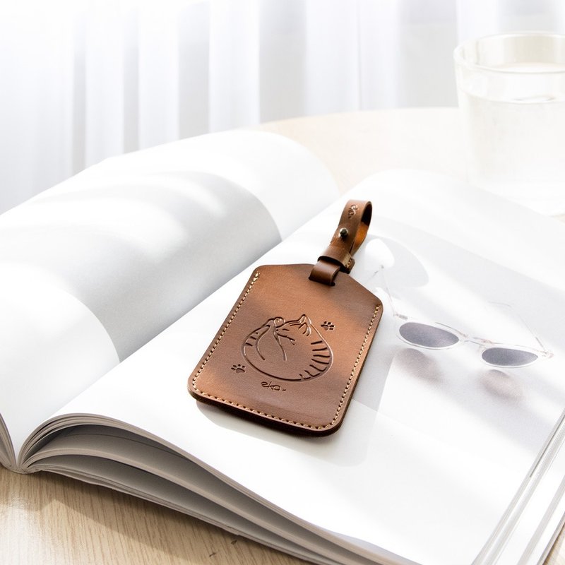 Lightweight Leather Luggage Tag-Cuddle Cat - ป้ายสัมภาระ - วัสดุอื่นๆ 