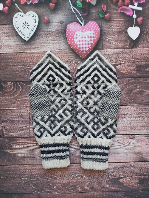 Knitted socks mittens 女士手工编织的羊毛连指手套非常温暖 带有图案灰色