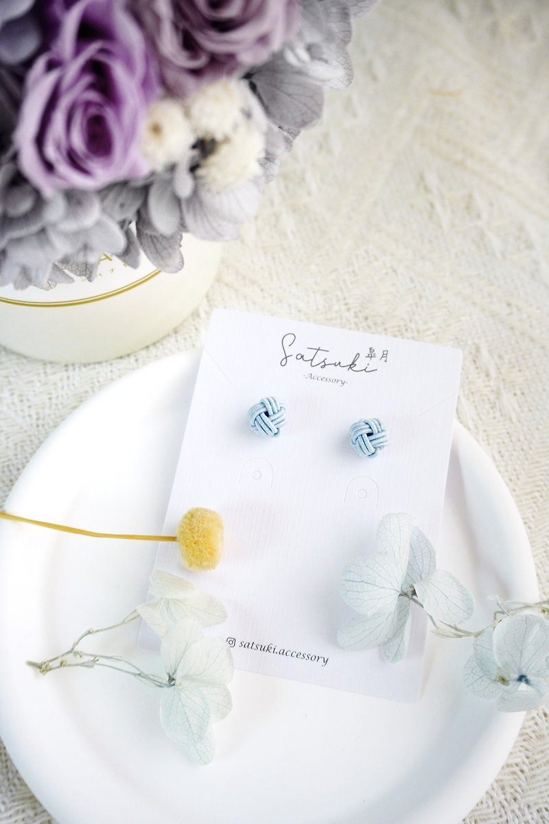 Morning dew-moon white. Handmade earrings and Clip-On, Japanese Mizuhiki light blue, low-key and elegant - ต่างหู - วัสดุอื่นๆ สีน้ำเงิน