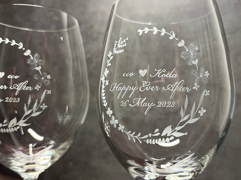 【客製化禮物】花圈刻字玻璃杯 雕刻酒杯 (不限語言) - 酒杯/酒器 - 玻璃 透明