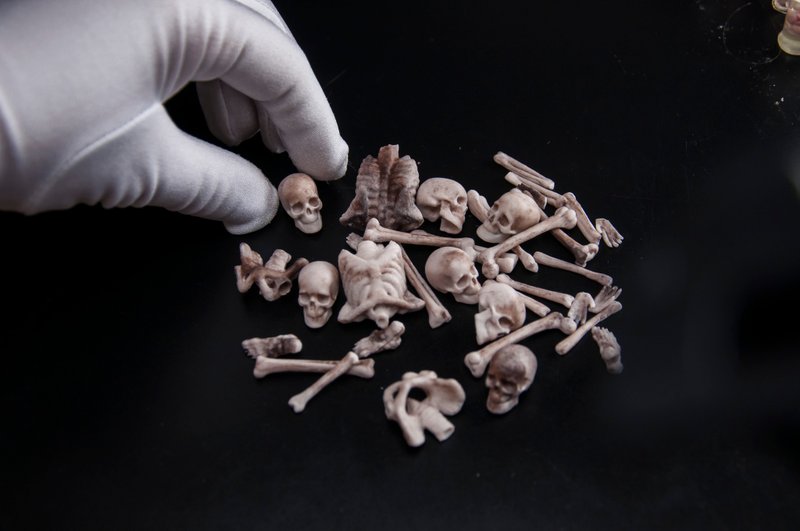 Set of handmade bones. Faux skeleton horror miniature for dollhouse or diorama - 公仔/玩偶 - 其他材質 黃色