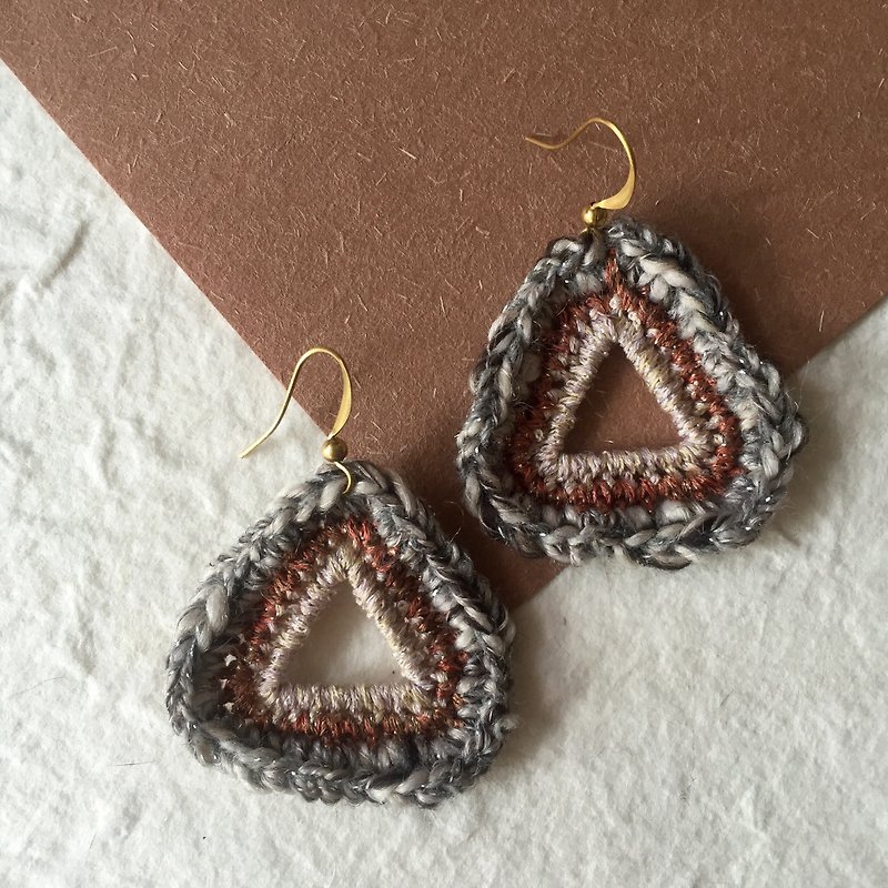 Crochet triangular earring -champagne mink - ต่างหู - ผ้าฝ้าย/ผ้าลินิน สีเงิน
