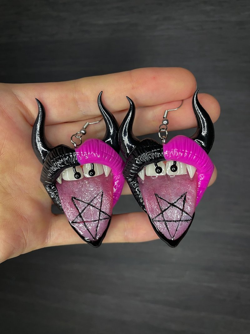 Earrings. Pink & black lips with fangs. - ต่างหู - ดินเหนียว 