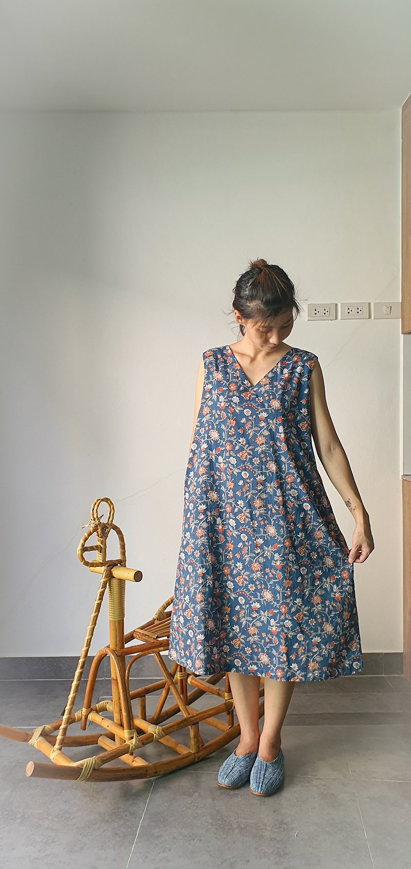 【โปร 11.11】PASTEL DRESS india wood block stamp blue flower - One Piece Dresses - Cotton & Hemp Blue