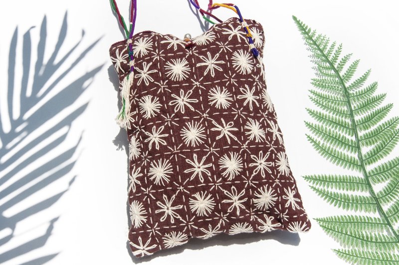 手縫純棉布側背包 刺繡手拿包 手工刺繡肩背包 手縫藍染包indigo - 側背包/斜背包 - 棉．麻 藍色