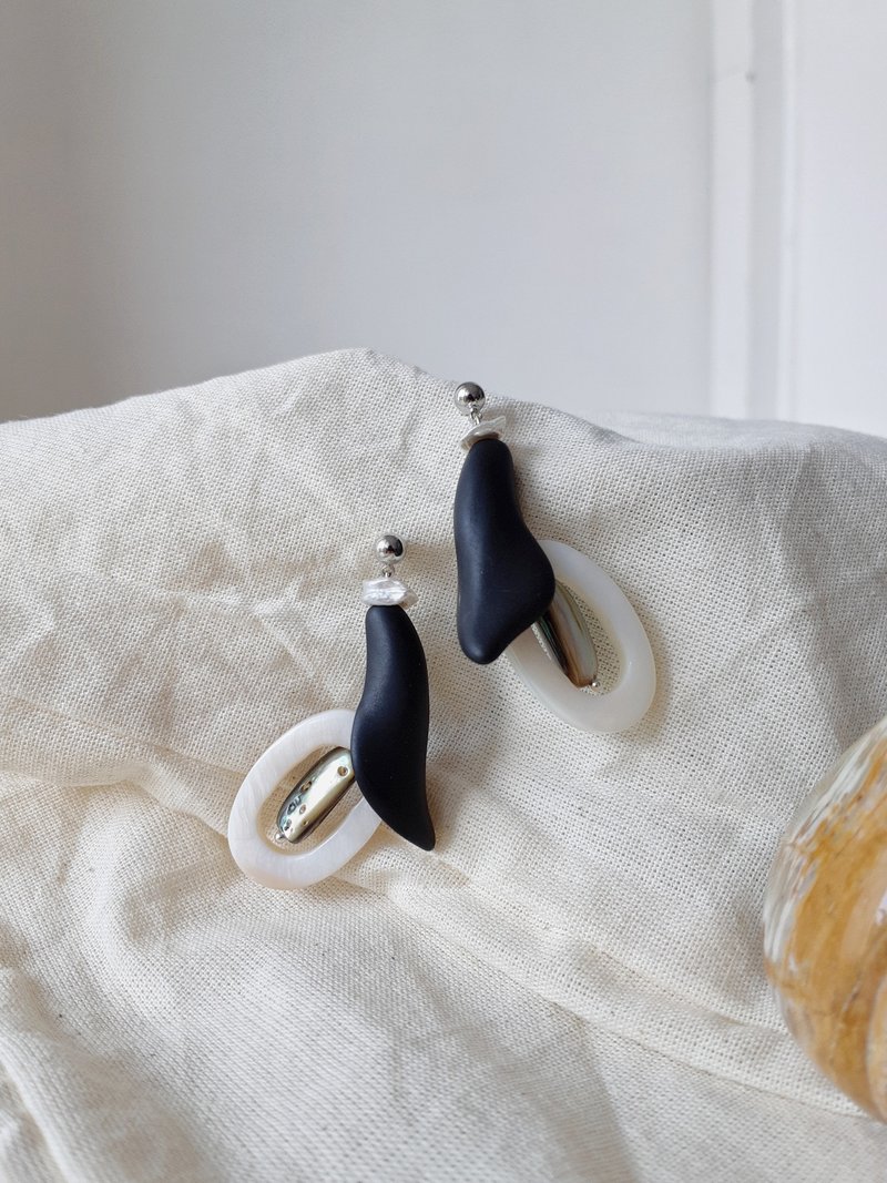 Black stone pear earrings 黑石梨型耳環 - 耳環/耳夾/耳骨夾 - 半寶石 黑色