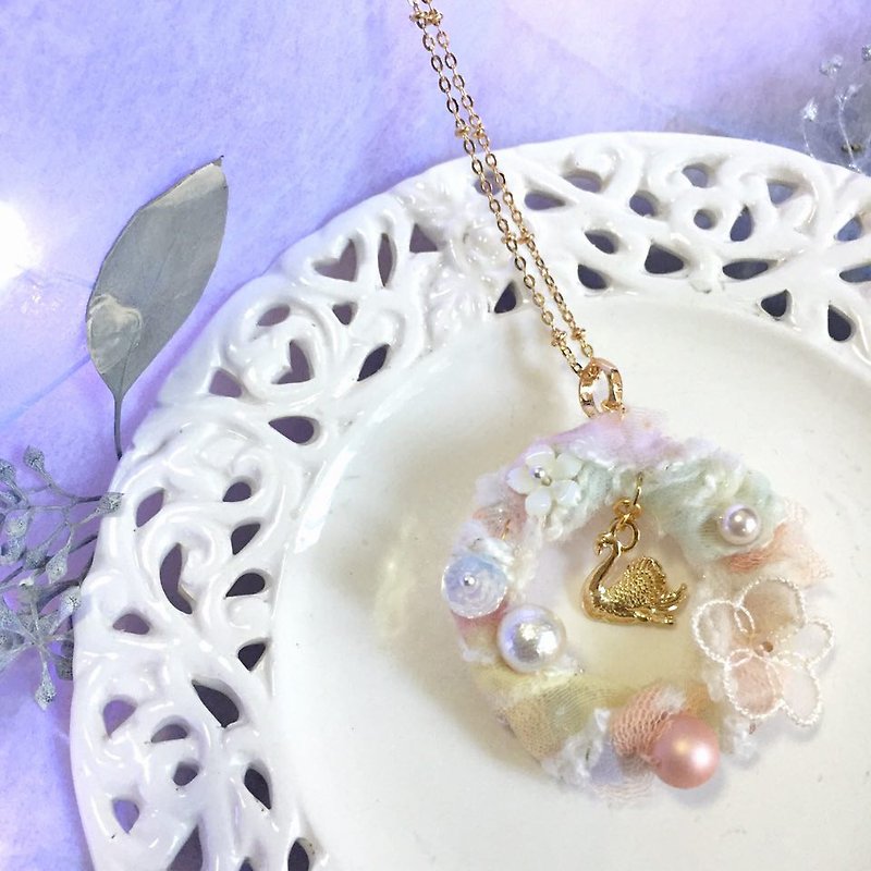 [Jt Corner] Four Seasons Wreath - Summer Dream Swan Lake necklace brooch dual-use [Christmas] [handmade] - สร้อยคอ - ขนแกะ 