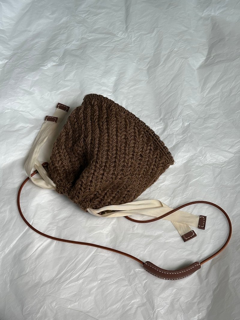 Hand-woven small waste bag made of Linen and linen fishbone braided shoulder bag is very small and useless but can hold cute - กระเป๋าหูรูด - ผ้าฝ้าย/ผ้าลินิน สีนำ้ตาล