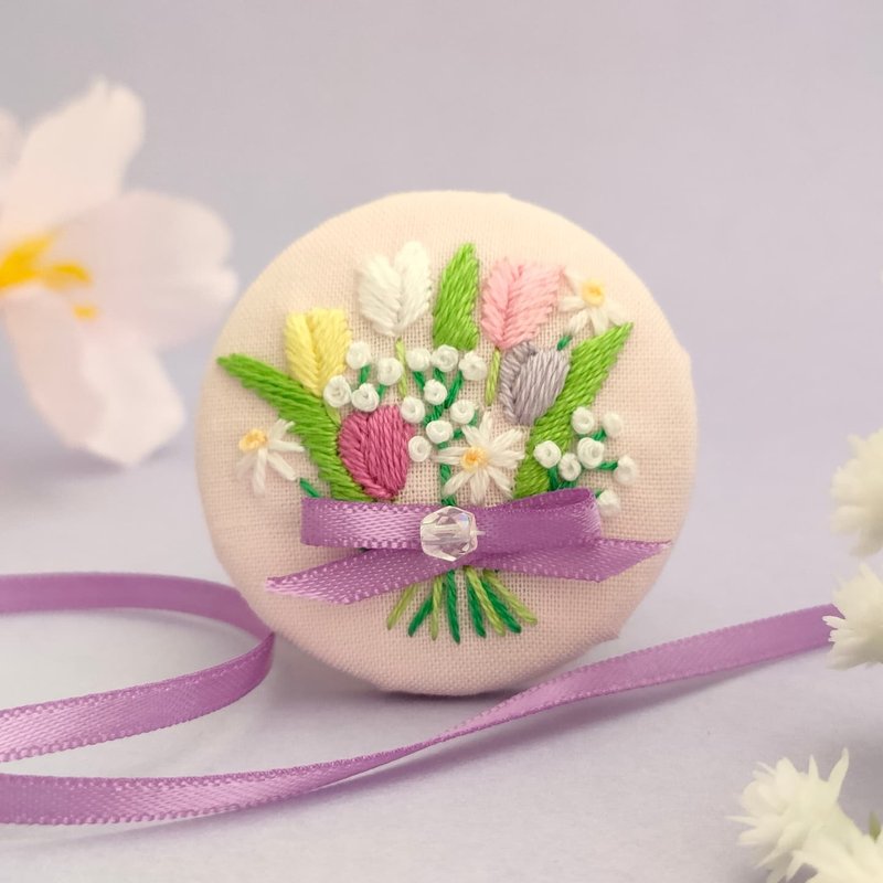 パステルカラーのチューリップ花束刺繍ブローチor刺繍ヘアゴム - 胸針 - 棉．麻 粉紅色