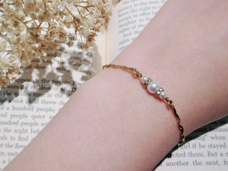 Audrey's Little Pearl Brass Bracelet - สร้อยข้อมือ - ทองแดงทองเหลือง สีทอง