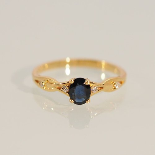 IRIZA Jewellery 18K金藍寶石鑽石V型戒指 Blue Sapphire Chevron Diamond Ring