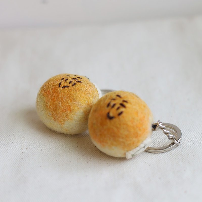 Wool comes from Sheep Mountain Wool Felt Egg Yolk Crispy Keychain Taiwan souvenir Mid-Autumn Festival gift giving - ที่ห้อยกุญแจ - ขนแกะ สีส้ม