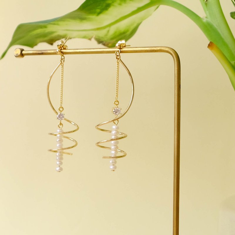 ALYSSA & JAMES curve turns Stone natural pearl earrings 925 Silver needles (rotatable Clip-On) - ต่างหู - เครื่องประดับพลอย สีทอง