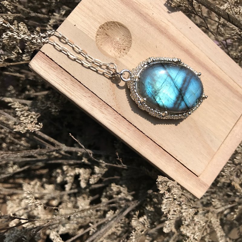 【Lost And Find】Natural Labradorite necklace - Necklaces - Gemstone Blue