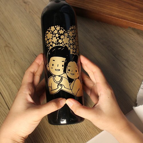 Design Your Own Wine 香港酒瓶雕刻禮品專門店 【客製】生日週年慶禮物 St Louie 波爾多法國紅酒 Q版人像雕刻