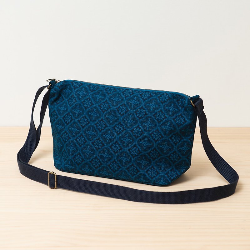 Crossbody Bag/Begonia Glass Pattern/Mansion Blue - กระเป๋าแมสเซนเจอร์ - ผ้าฝ้าย/ผ้าลินิน สีน้ำเงิน