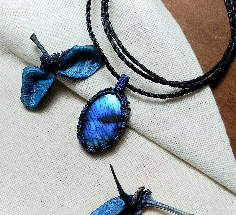 Blue Labradorite weaving pendant - South American wax / natural stone