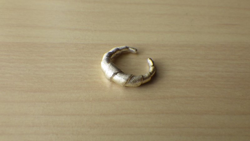 Crescent Roll Ear Cuff - 耳環/耳夾/耳骨夾 - 其他金屬 銀色