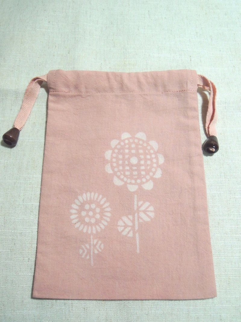 [Mumu dyeing] madder root dyed pink grass plant dyed bundle pocket (sunflower model) - กระเป๋าเครื่องสำอาง - ผ้าฝ้าย/ผ้าลินิน สึชมพู