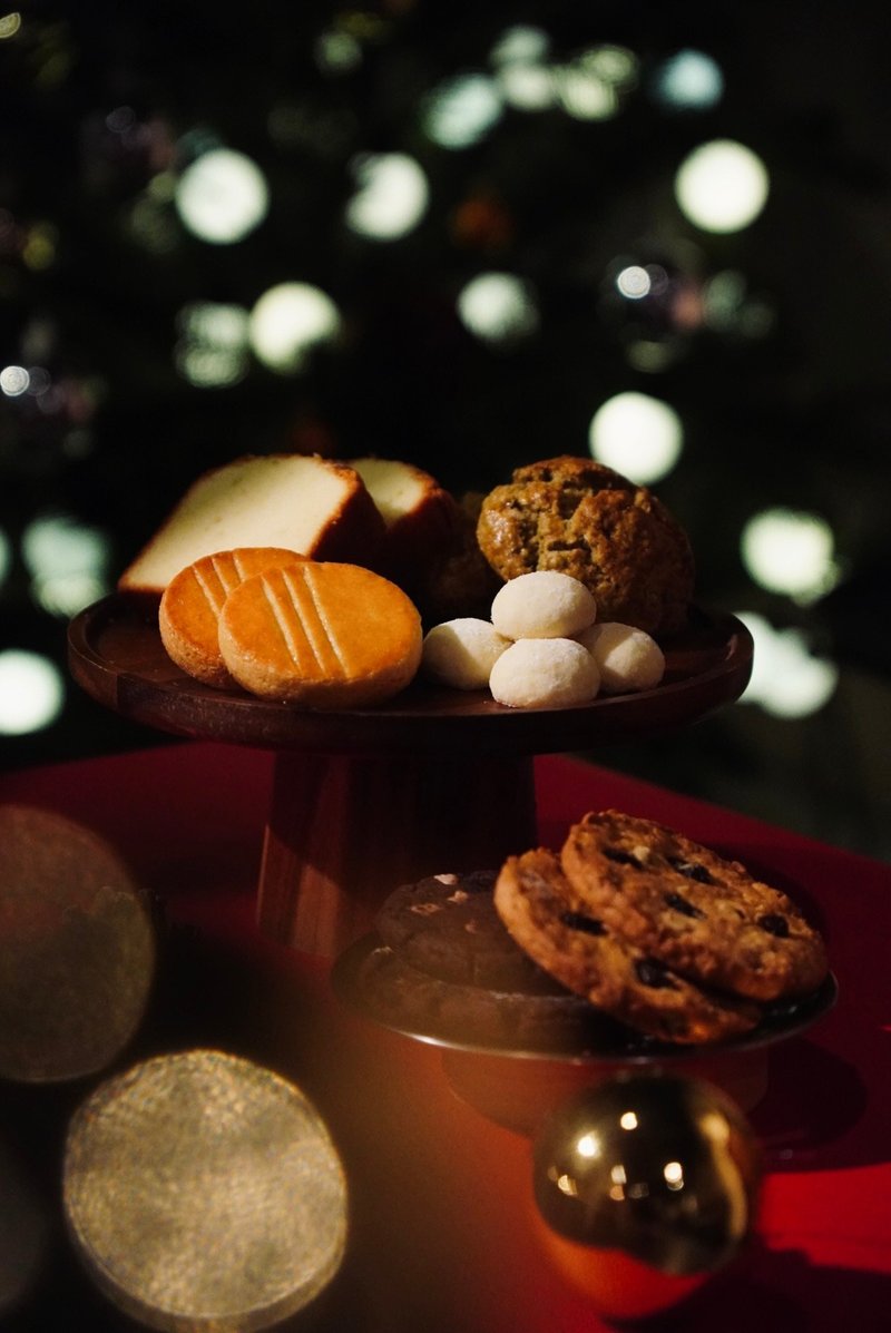 Christmas & New Year Dessert Box [Box of 4 pcs] Joyful Party Share Set - Cake & Desserts - Fresh Ingredients Brown