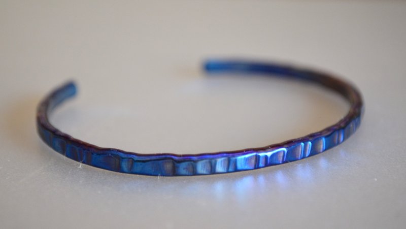 Titanium bangle, blue hammered finish, inner diameter 55mm, oval model - Bracelets - Other Metals Blue