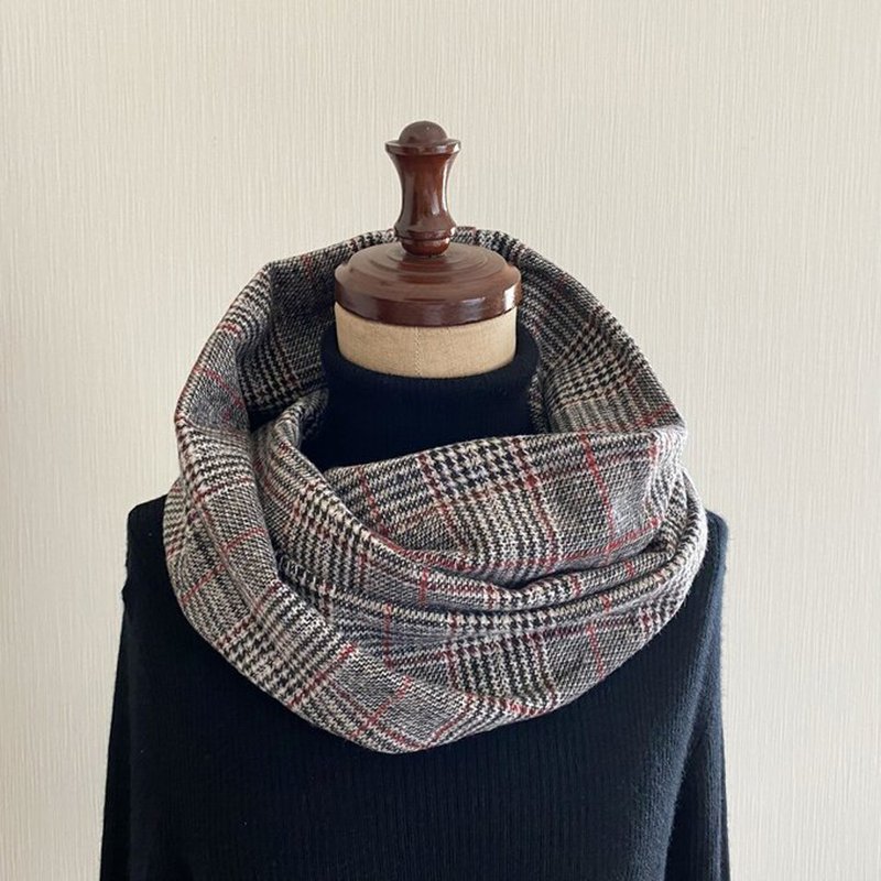 A snood with a glen plaid pattern that is fashionable just by wearing it. - ผ้าพันคอถัก - เส้นใยสังเคราะห์ สีเทา